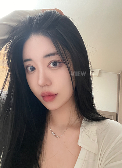 . Area fat grafting terasa seperti kulit asli, dan reposisi lemak bawah mata menyatu dengan baik