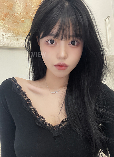 Bagian rahang yang dulu terasa keras kini lebih lembut, dan wajah terlihat lebih terdefinisi.